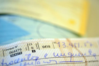 Inflação, desemprego e alta de juros elevam inadimplência com cheque, diz Serasa Devolução de cheques pela segunda vez, por insuficiência de fundos, aumentou em todas as regiões do paísImagem de Arquivo/Agência Brasil