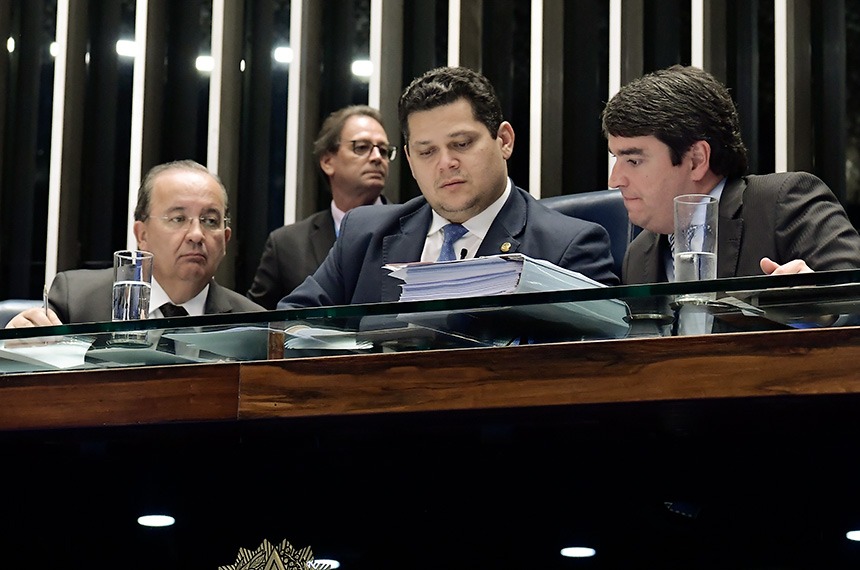 PMs e bombeiros não poderão ser presos como medida disciplinar, analisa Senado PMs e bombeiros não poderão ser presos como medida disciplinar, analisa Senado