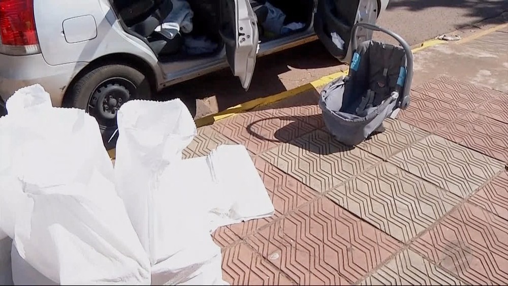 Droga próxima a carro e cadeirinha da criança de 11 meses (Foto: Reprodução)