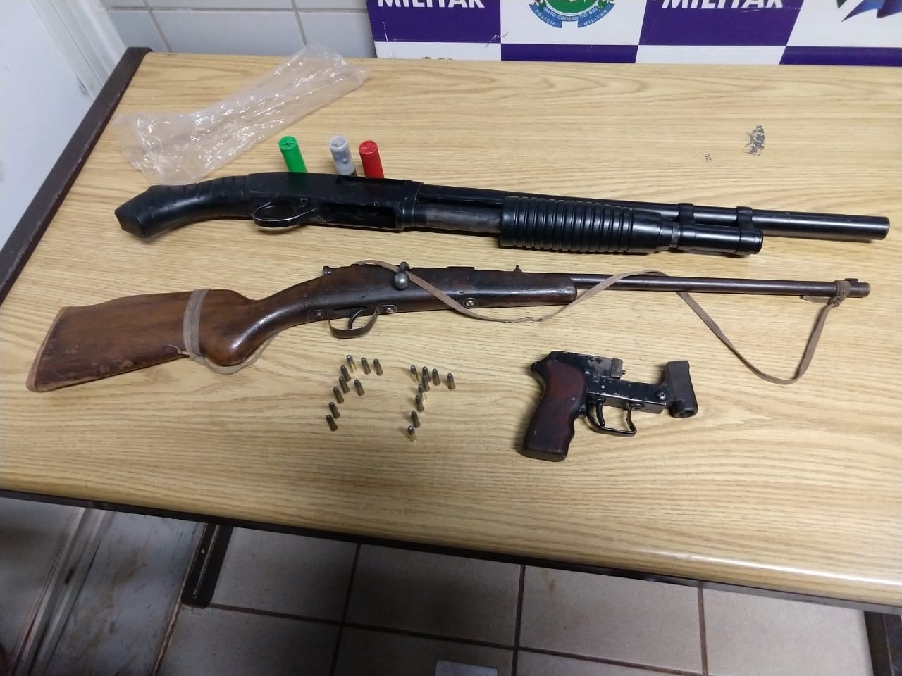 PM faz apreensão de três armas na região sul de Campo Grande Armas apreendidas pela Força Tática da PM.
