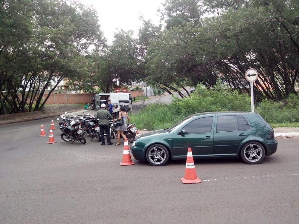 Batalhão de Trânsito da PM flagra em média 20 condutores sem CNH ao dia em Campo Grande Blitz ocorrida em bairro de Campo Grande (Foto: Polícia Militar/Divulgação)
