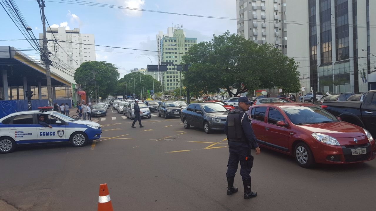 Acidente envolvendo ônibus e Range Rover no centro deixa três pessoas feridas Acidente envolvendo ônibus e Range Rover no centro deixa três pessoas feridas
