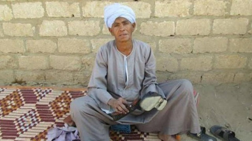 Mulher recebe condecoração após se passar por homem durante 43 anos para trabalhar e sustentar a família Fotos de Sisa Abu Daooh têm sido compartilhadas em redes sociais, onde sua história é aplaudida Foto: Reprodução / Twitter / @CyberAnonymous