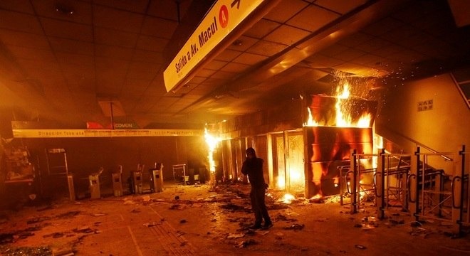 Santiago terá toque de recolher pelo segundo dia consecutivo Na foto, instalações do metrô de Santigo incendiadas, no Chile
REUTERS/Ramon Monroy