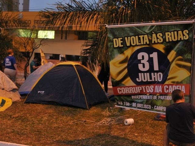 Acampamento de manifestantes erguido no canteiro da avenida Afonso Pena. (Foto: Alcides Neto)

