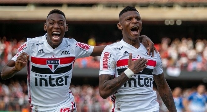 Arboleda e Leo comemoram gol do São Paulo contra o Avaí
Marivaldo Oliveria/Estadão Conteúdo