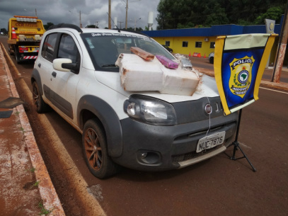 Dupla fura bloqueio, foge a pé e deixa carro com maconha Veículo carregado com dois fardos de maconha foi apreendido - Foto: Osvaldo Duarte
