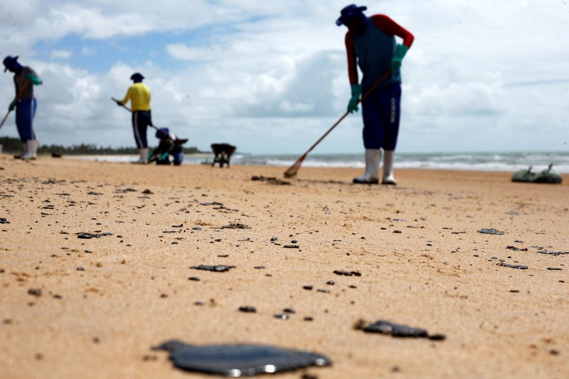 Mais de 525 toneladas de resíduos foram retiradas de praias com óleo Voluntários e funcionários de governos participaram da limpeza