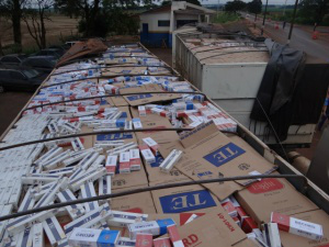 Carregamento de cigarros é apreendido em caminhões Veículos flagrados pela polícia carregados com cigarros contrabandeados - Fotos: Osvaldo Duarte