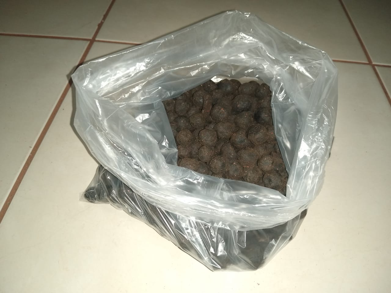 Menor é apreendido com arma e droga em ponto de venda de entorpecente Esferas de Haxixe