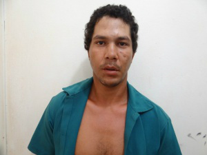 Moto furtada na quarta é recuperada e receptador é preso ao buscar droga André foi preso acusado por receptação - Fotos: Osvaldo Duarte