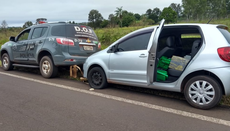 Traficante abandona carro roubado com quase 300 quilos de maconha em rodovia Traficante abandona carro roubado com quase 300 quilos de maconha em rodovia