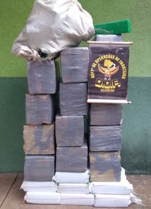 Traficante abandona carro roubado com quase 300 quilos de maconha em rodovia Traficante abandona carro roubado com quase 300 quilos de maconha em rodovia
