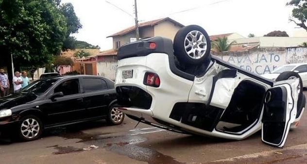 Renegade capota após bater em Astra no Carandá Bosque