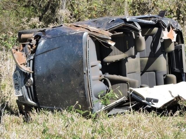 Veículo ficou completamente destruído - Foto: Sidrolândia News