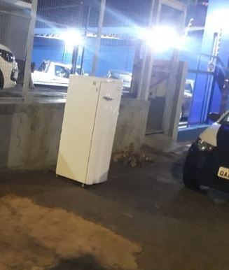 PM prende dupla furtando geladeira de farmácia no centro