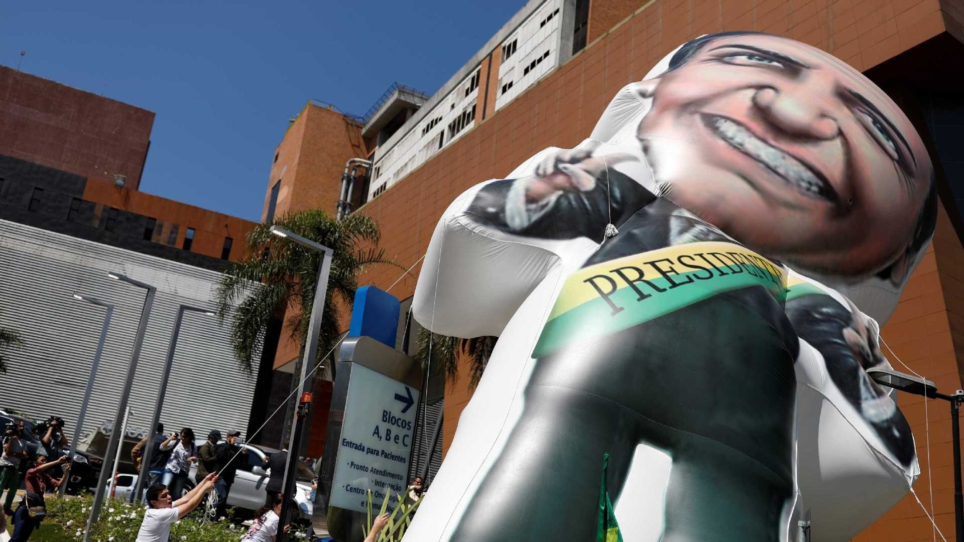 Boletim diz que Bolsonaro está consciente e com boa condição clínica Nacho Doce/Reuters