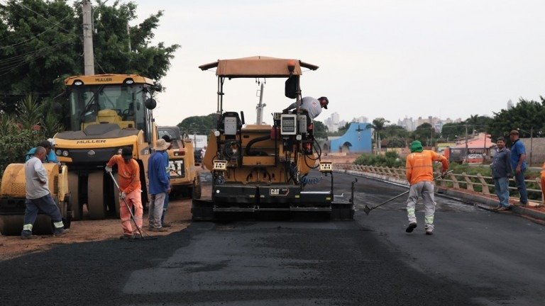 Prefeitura começa a recuperar asfalto para liberar trecho da pista da Ernesto Geisel