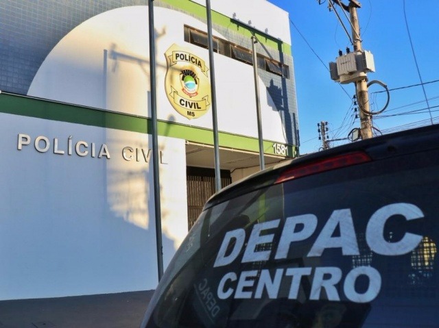 Caso foi registrado na Depac Centro (Foto: Henrique Kawaminami)
