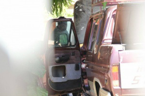Motor de caminhonete pega fogo dentro de garagem na Vila Sobrinho As chamas se iniciaram no motor do veículo, que estava parado na garagem (Foto: Marcos Ermínio)