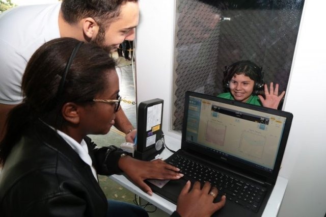 Aluna passa por exame de audição no primeiro teste da caravana, realizado em 27 de março. (Foto: Denilson Secreta/SES)