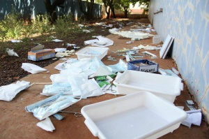 Vândalo invade, inutiliza materiais e depreda posto de saúde Os materiais foram espalhados pelo posto de saúde (Foto: Marcos Ermínio)