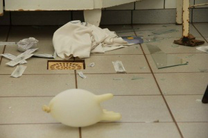 Vândalo invade, inutiliza materiais e depreda posto de saúde As janelas foram quebradas (Foto: Marcos Ermínio)