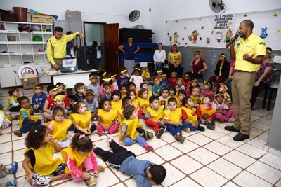 Crianças aprendem e transferem orientações no trânsito Crianças participaram da blitz educativa, como forma de aprender desde cedo noções de trânsito – A. Frota