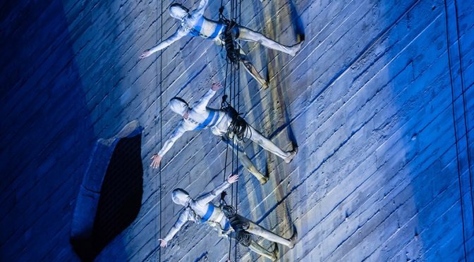 Grupo Ares traz espetáculo de dança e acrobacias com bailarinos suspensos Grupo Ares traz espetáculo de dança e acrobacias com bailarinos suspensos
