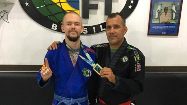 Jason “Jay” Lee com Mestre Julio: lutador não quer ficar no Brasil Foto: Reprodução do Twitter
