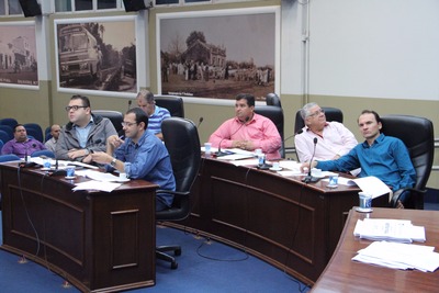 Câmara de Dourados recebe prefeitura durante prestação de contas do quadrimestre Vereadores durante apresentação do orçamento (Foto: Thiago Morais)