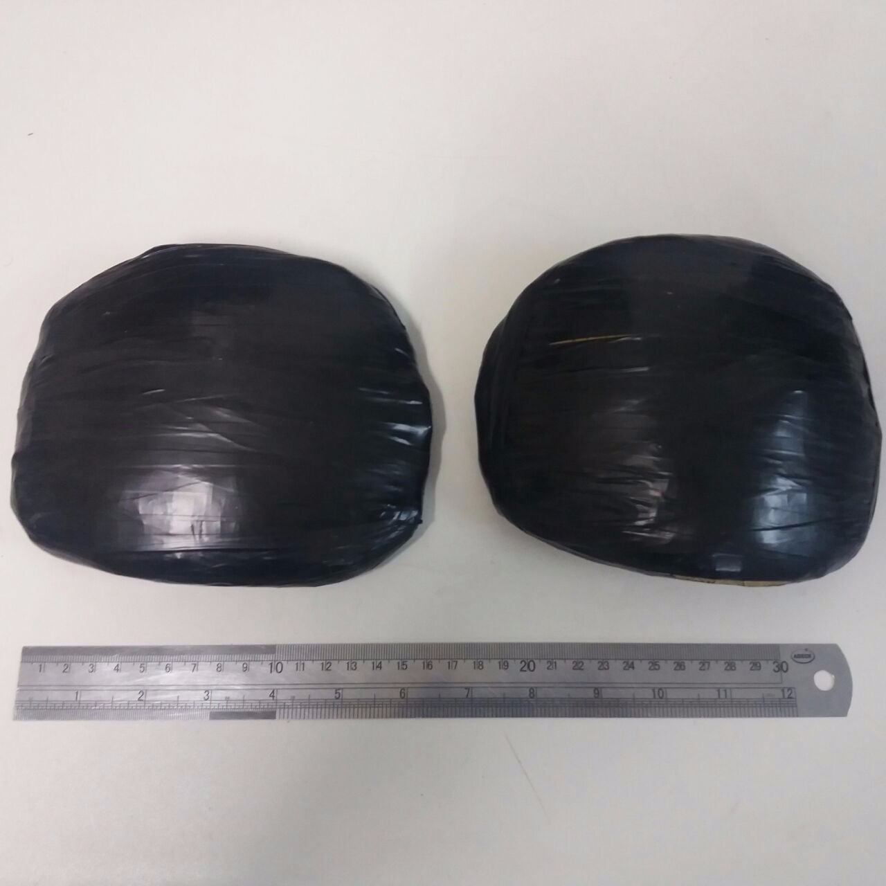 Policiais notaram volume incomum nos seios da mulher - Divulgação/PRF