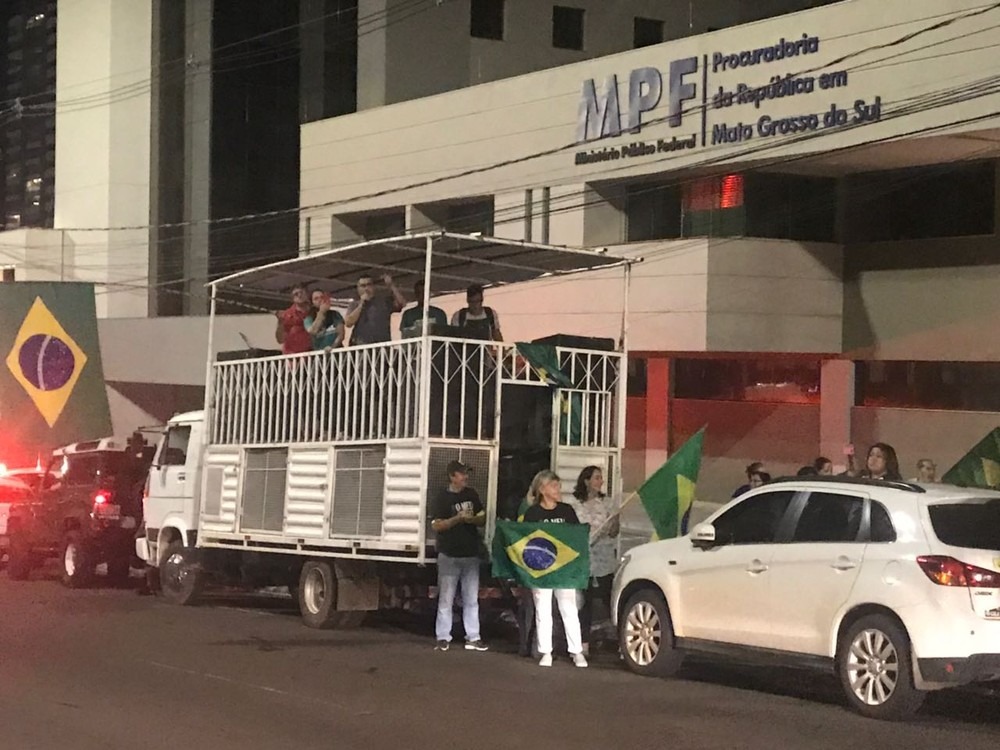 Manifestantes pedem prisão de Lula durante ato em no centro de Campo Grande (Foto: Alysson Maruyama/TV Morena)