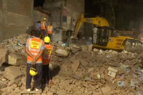 Prédio desaba na Índia e deixa ao menos 10 mortos Equipes trabalhando nos escombros do prédio. ANI via Reuters TV