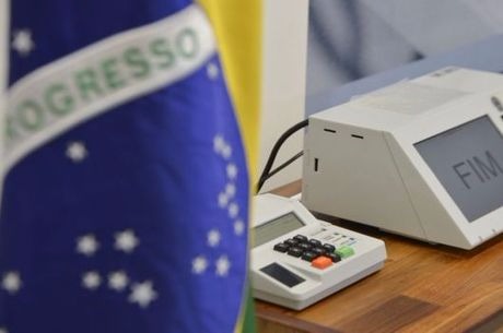 Proposta aprovada pelo colegiado prevê eleições diretas no caso de vacância nos três primeiros anos de mandato
Agência Brasil