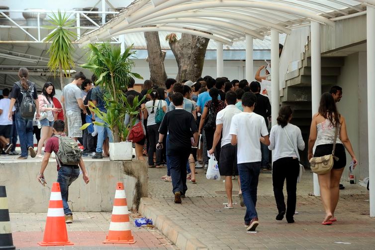 Especialistas dão dicas de como se preparar para a redação do Enem Praticar a escrita e estar por dentro dos principais temas em discussão no país são as recomendações de especialistas para que o estudante faça, no próximo dia 3, uma boa redação no Enem - Wilson Dias/Arquivo/Agência Brasil