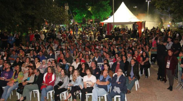 Com presença do governador, primeira noite do Festival de Inverno de Bonito reúne 4 mil pessoas Com presença do governador, primeira noite do Festival de Inverno de Bonito reúne 4 mil pessoas