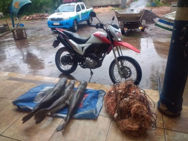 Homem é autuado pela PMA com 14 quilos de peixes, após pescaria Divulgação PMA