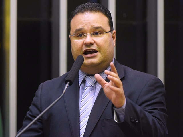 Fábio Trad apresenta projeto que regulamenta a profissão de garçom e garçonete no Brasil Reprodução