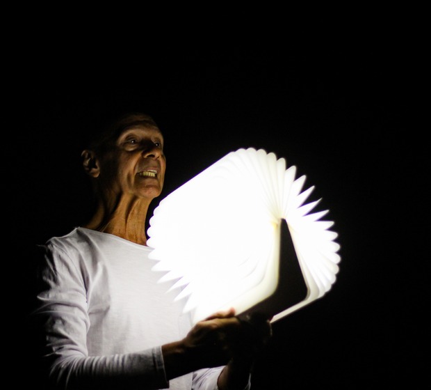 Com iluminação irreverente, espetáculo desafia a percepção do público (Sátiro Art Fotografia)