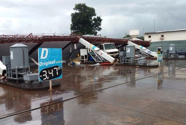 Vendaval derruba cobertura do posto Divisa em Ponta Porã Direto da rua