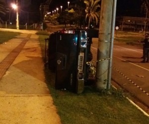 Motorista ficará preso em delegacia aguardando transferência a presídio Caminhonete do suspeito ficou tombada - Divulgação