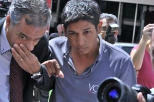 Defesa pede revogação da prisão do homem que matou professor de informática Francimar, à direita, se apresentou ao lado do advogado na quinta-feira passada. (Foto: Marcelo Calazans)