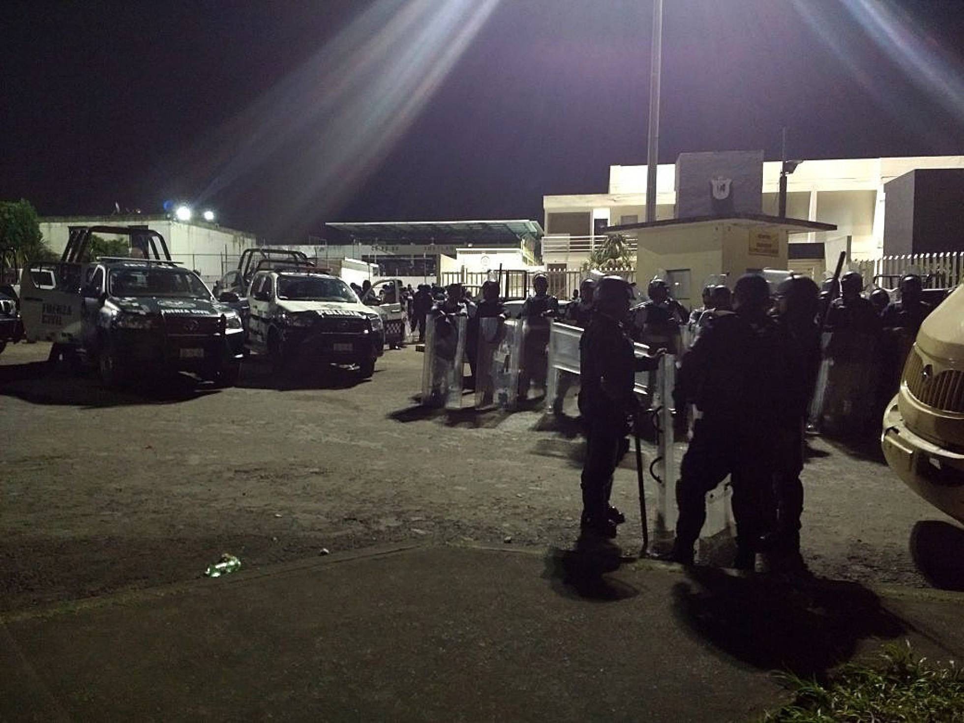 Sete policiais mortos e 10 presos feridos em uma rebelião em cadeia do México Policiais Federais montam guarda nas imediações do presídio de La Toma. EDGAR ÁVILA/EFE