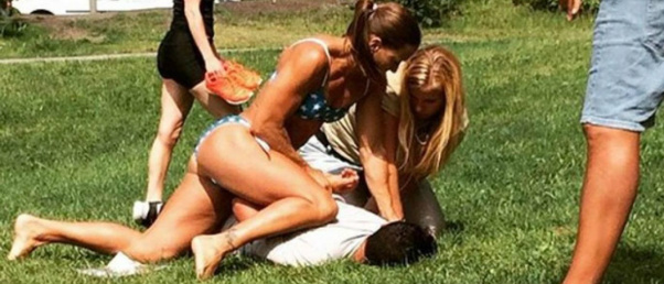 De biquíni, policial sueca prende ladrão de celular em Estocolmo © Reprodução/Instagram/Mikaela Kellner