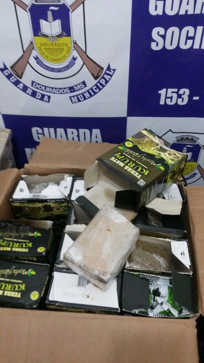 Adolescente de 17 anos é flagrada com drogas em caixas de erva para tereré Adolescente carregava droga em caixas de erva para tereré - Foto: Osvaldo Duarte/Dourados News