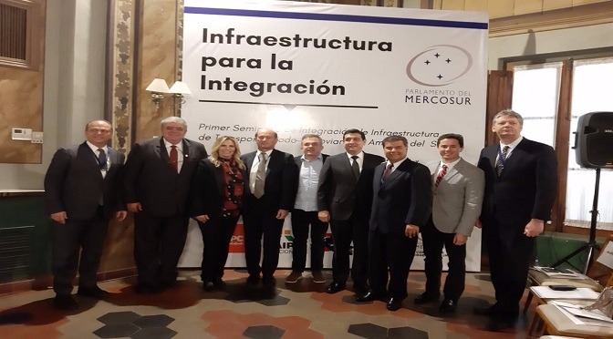 A reunião em Assunção contou com a participação das autoridades paraguaias, do diretor da Itaipu Binacional, Carlos Marum, ministro João Carlos Parkinson, deputado federal Vander Loubet, senador Nelsinho Trad e o titular da Semagro, Jaime Verruck (foto: Divulgação)