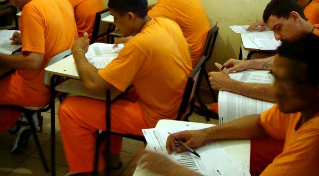 Mais 45 mil presos fazem provas do Enem hoje e amanhã Mais 45 mil presos fazem provas do Enem hoje e amanhã