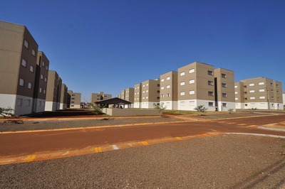 Délia assina convênio para mais 123 moradias Moradias populares terão mais unidades em Dourados –