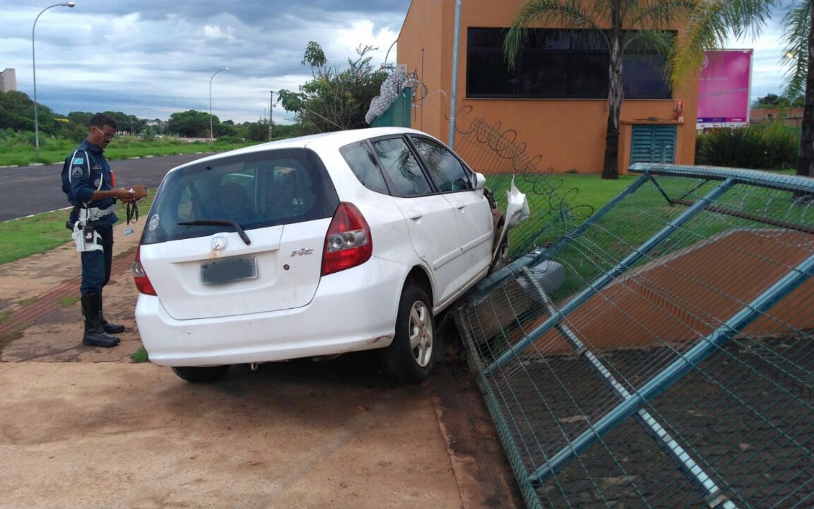 Carro destruiu o portão e parte da grade do Hospital de Câncer de Barretos em Campo Grande (Foto: Osvaldo Nóbrega)